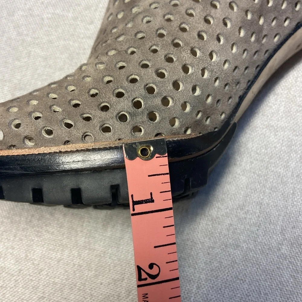 VIA SPIGA Tasa Perforated Lug Sole Slingback Heels Sandals Size 8,5M